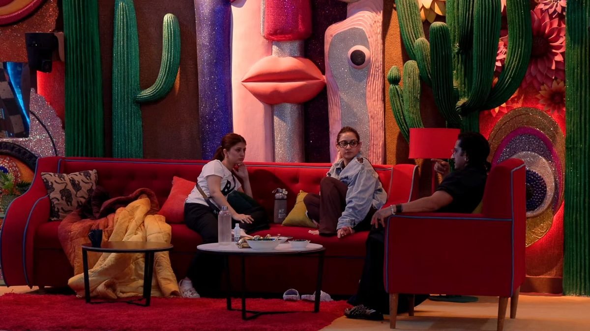 Arishfa Khan, Uditi Singh and Qazi Touqeer talking in the Bigg Boss 20 living area in episode 47