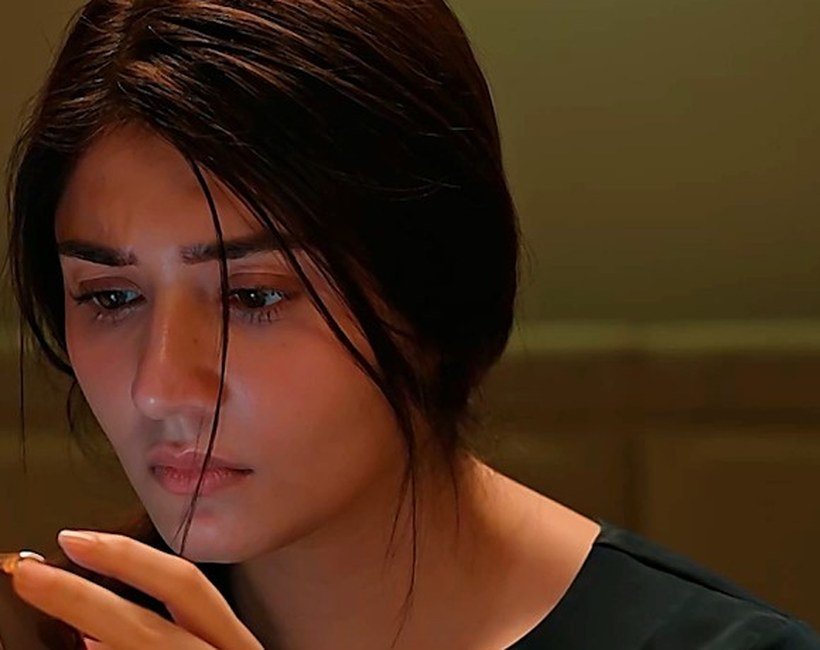 Dur-e-Fishan Saleem as Zaryab, shaken, in Dar-e-Nijaat episode 27
