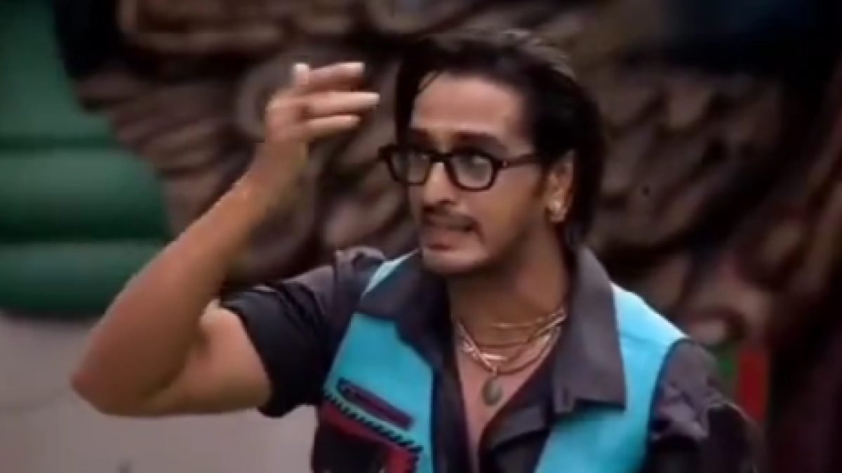 Qazi Touqeer gesturing during the Bigg Boss 20 captaincy task episode